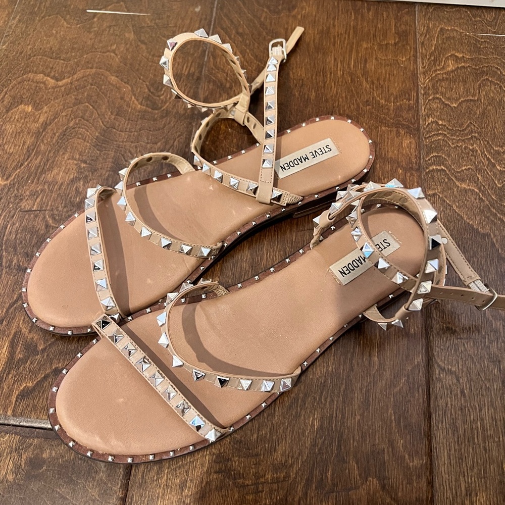 Like new worn once Steve Madden “traveler” sandals in size 11